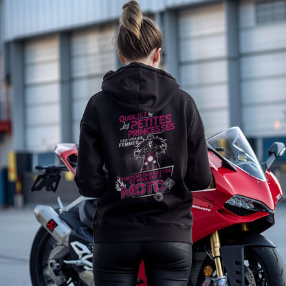 Ls vraies femmes portent des bottes et roulent à moto