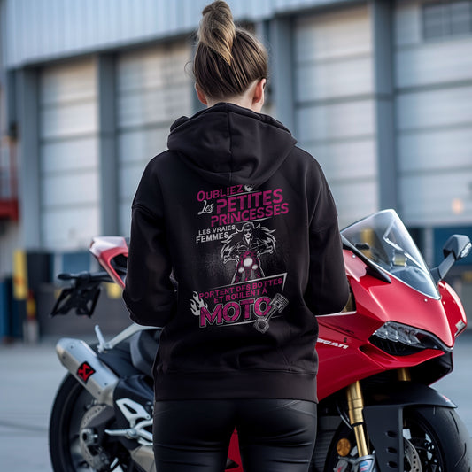 Ls vraies femmes portent des bottes et roulent à moto