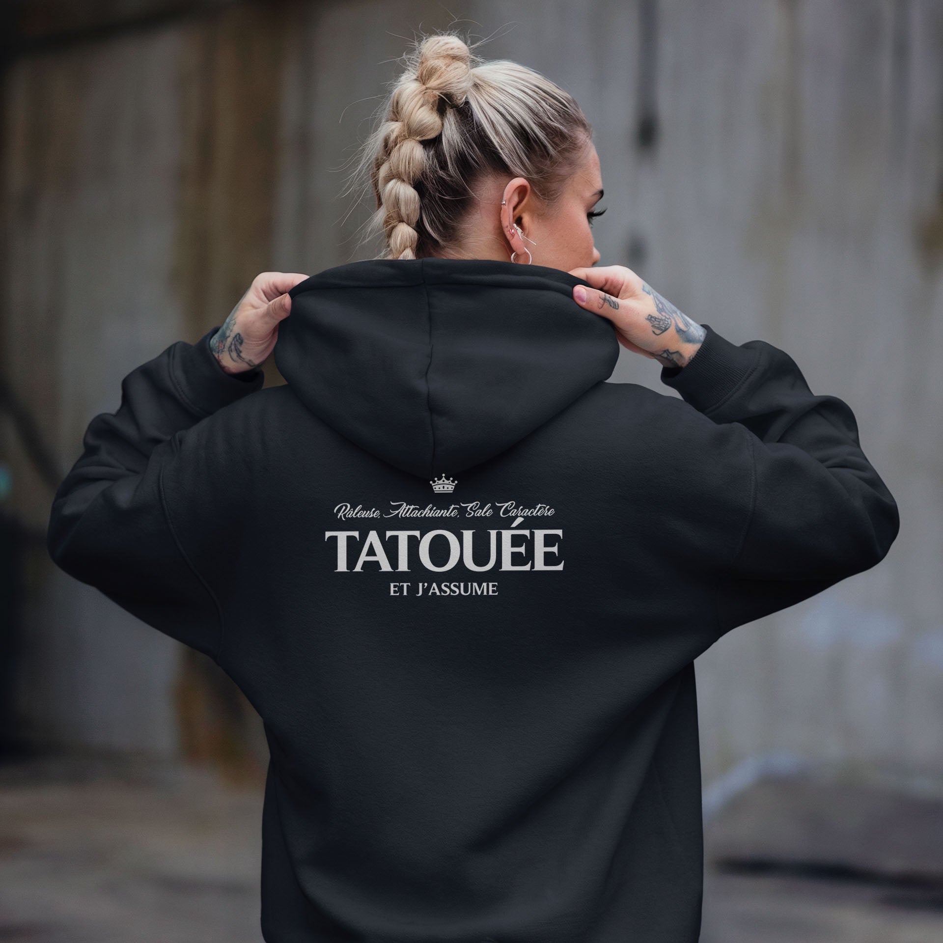 Râleuse, attachiante, sale caractère, tatouée et j'assume