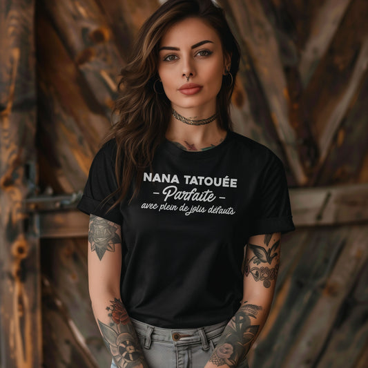 Nana tatouée parfaite avec plein de jolis défauts