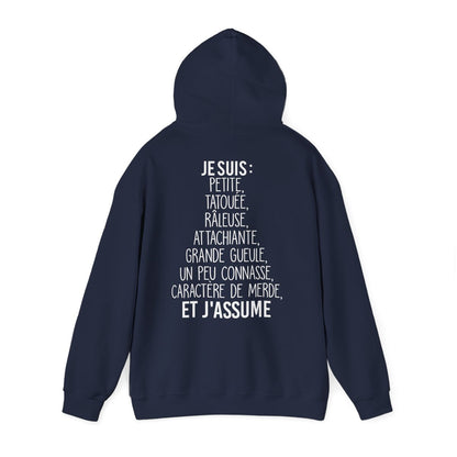 Je suis petite, tatouée, râleuse, attachiante, grande gueule, un peu connasse et j'assume