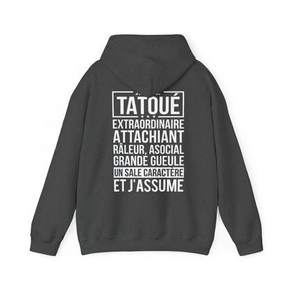 Je suis tatoué, extraordinaire, attachiant, râleur, asocial, grande gueule, un sale caractère et j'assume