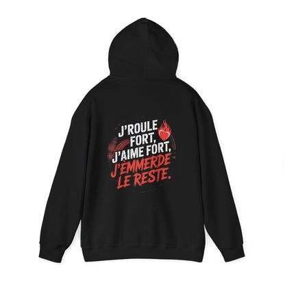 J’roule fort, j’aime fort, j’emmerde le reste.
