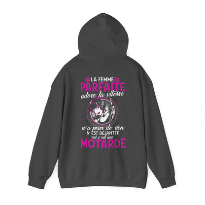 La femme parfaite adore la vitesse n'a peur de rien et est déjantée