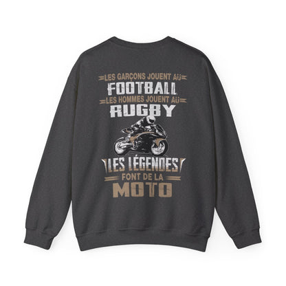 Les garcons jouent au football, les hommes jouent au rugby et les légendes font de la moto