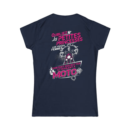 Ls vraies femmes portent des bottes et roulent à moto