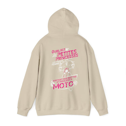 Ls vraies femmes portent des bottes et roulent à moto