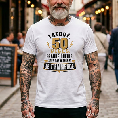 50 piges, tatoué, grande gueule, sale caractère et je t'emmerde