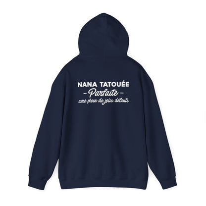 Nana tatouée parfaite avec plein de jolis défauts