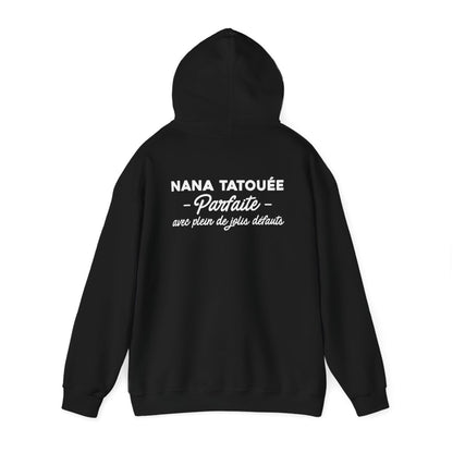 Nana tatouée parfaite avec plein de jolis défauts