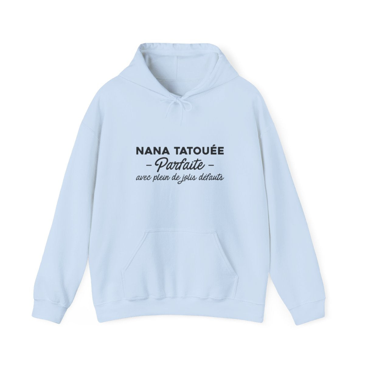 Nana tatouée parfaite avec plein de jolis défauts