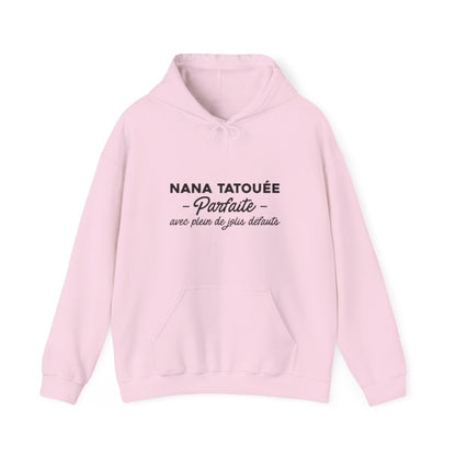 Nana tatouée parfaite avec plein de jolis défauts