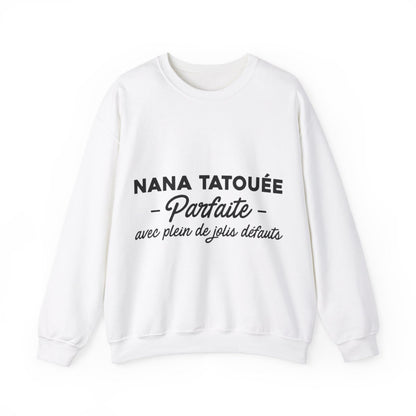 Nana tatouée parfaite avec plein de jolis défauts