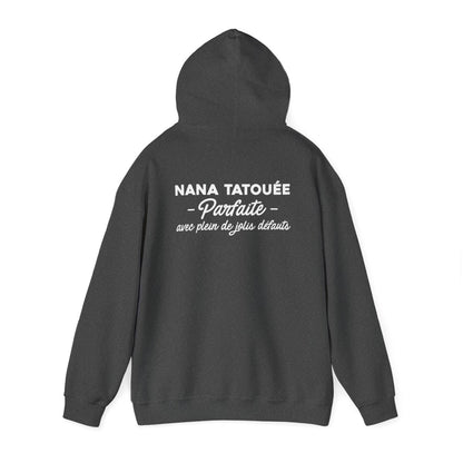 Nana tatouée parfaite avec plein de jolis défauts
