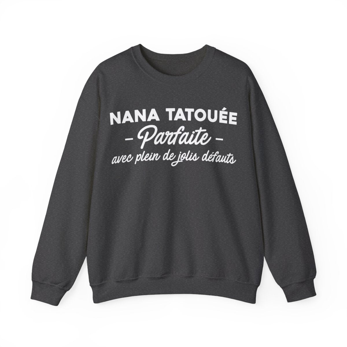 Nana tatouée parfaite avec plein de jolis défauts
