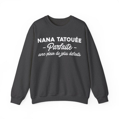 Nana tatouée parfaite avec plein de jolis défauts
