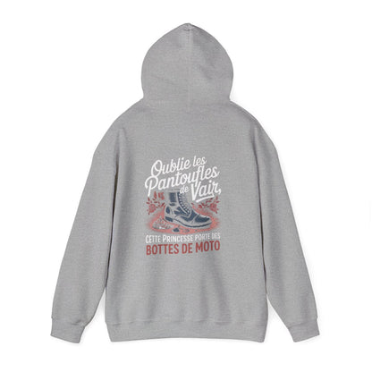 Oublie les pantoufles de vair, cette princesse porte des bottes de moto