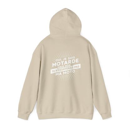 Oui, je suis motarde mais non... tu n'essayeras pas ma moto