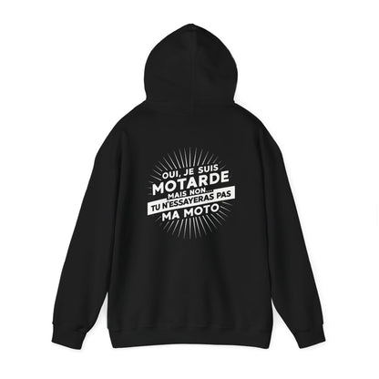 Oui, je suis motarde mais non... tu n'essayeras pas ma moto