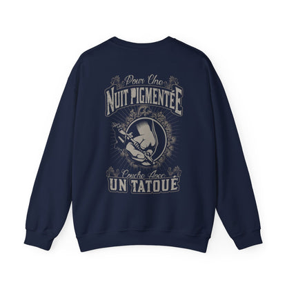 Pour une nuit pigmentée couche avec un tatoué