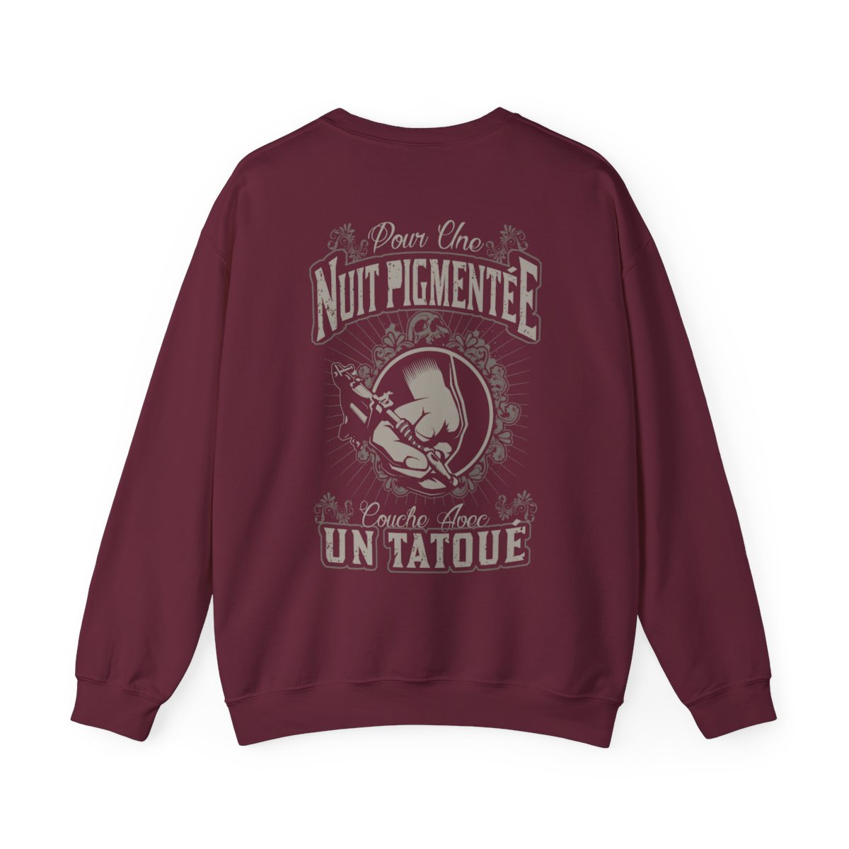Pour une nuit pigmentée couche avec un tatoué