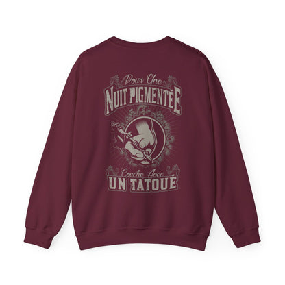 Pour une nuit pigmentée couche avec un tatoué