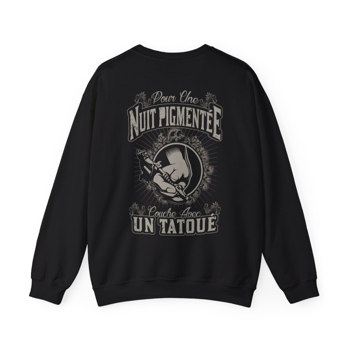 Pour une nuit pigmentée couche avec un tatoué