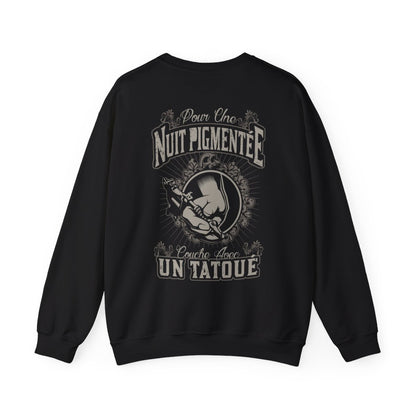 Pour une nuit pigmentée couche avec un tatoué
