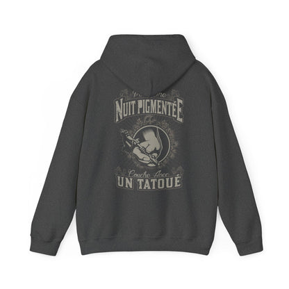 Pour une nuit pigmentée couche avec un tatoué