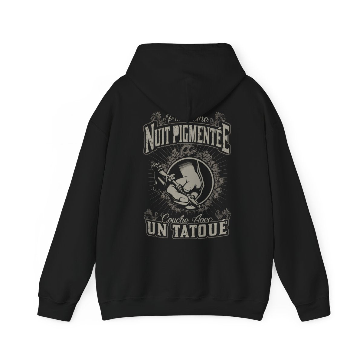 Pour une nuit pigmentée couche avec un tatoué