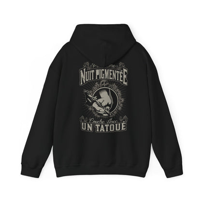 Pour une nuit pigmentée couche avec un tatoué