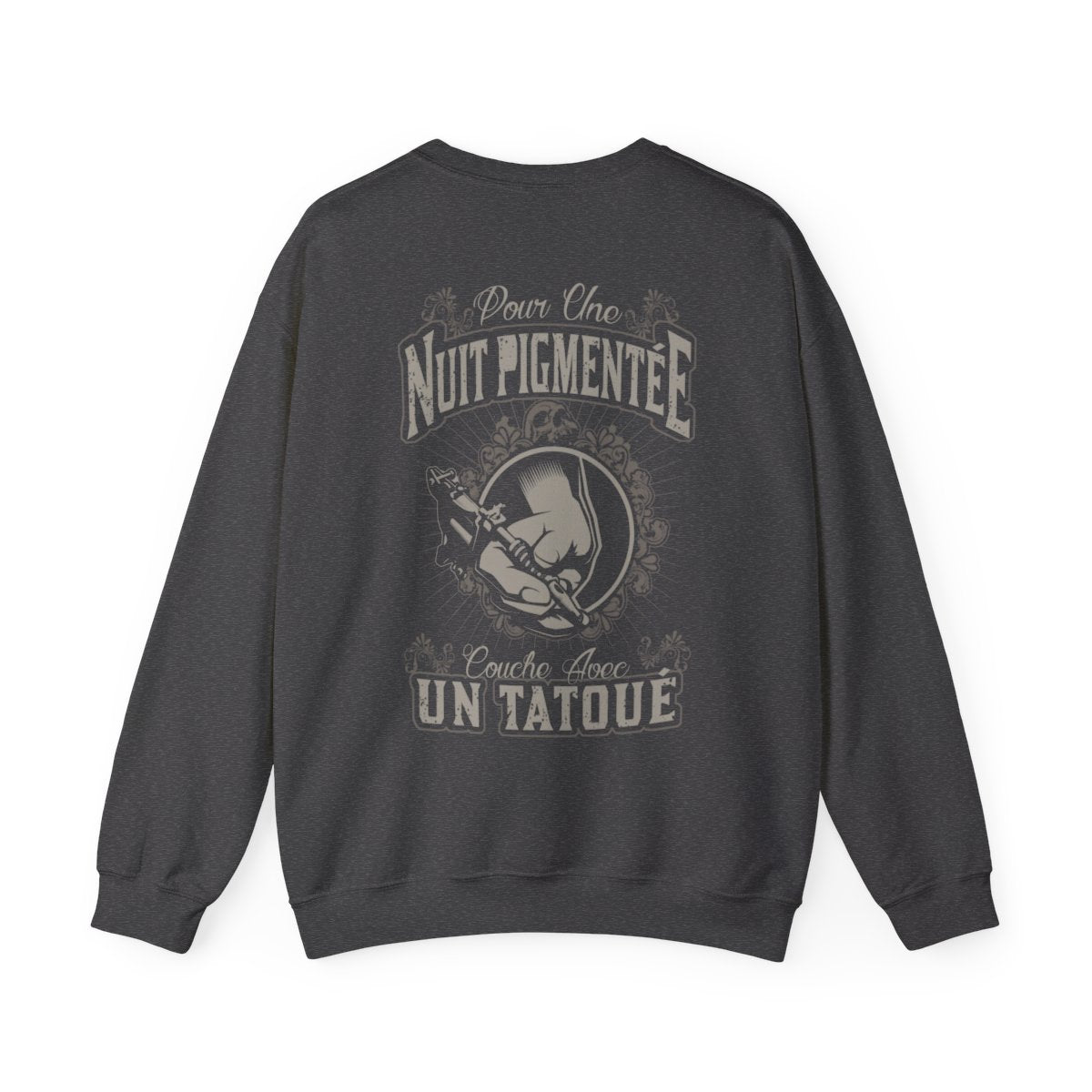 Pour une nuit pigmentée couche avec un tatoué