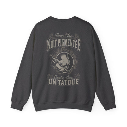 Pour une nuit pigmentée couche avec un tatoué