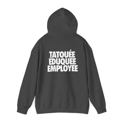 Tatouée éduquée employée
