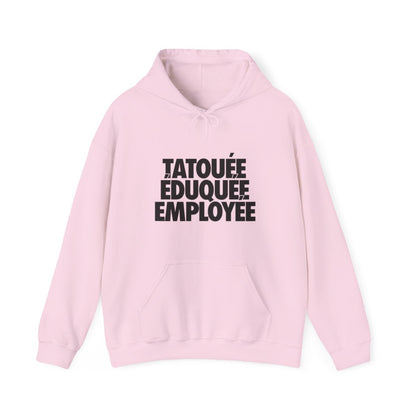 Tatouée éduquée employée