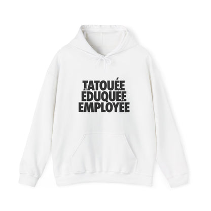 Tatouée éduquée employée