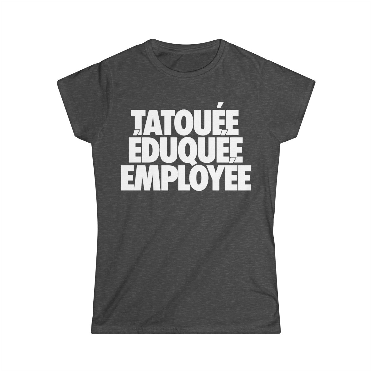 Tatouée éduquée employée