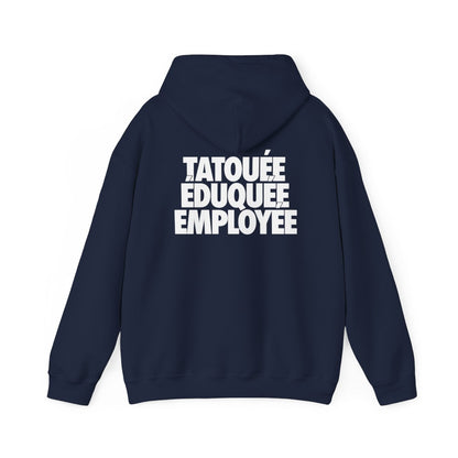 Tatouée éduquée employée
