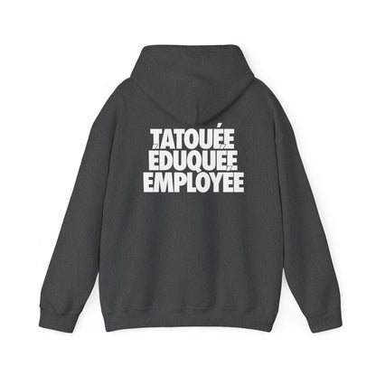 Tatouée éduquée employée