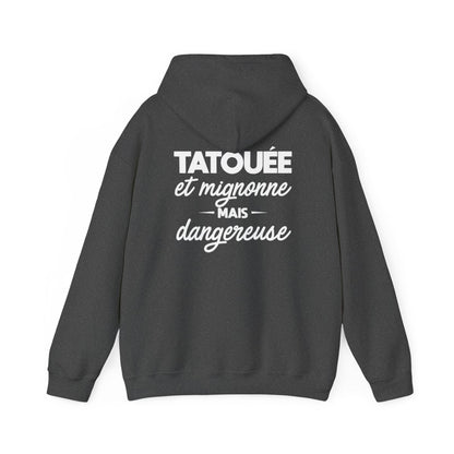 Tatouée et mignonne mais dangereuse