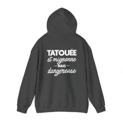 Tatouée et mignonne mais dangereuse