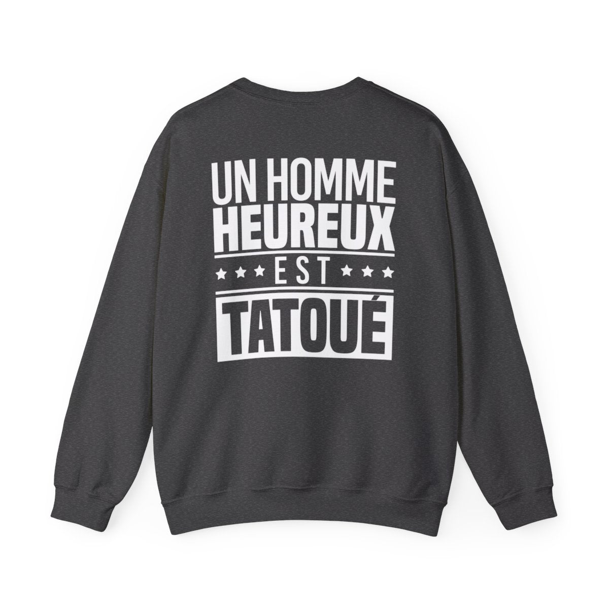 Un homme heureux est tatoué