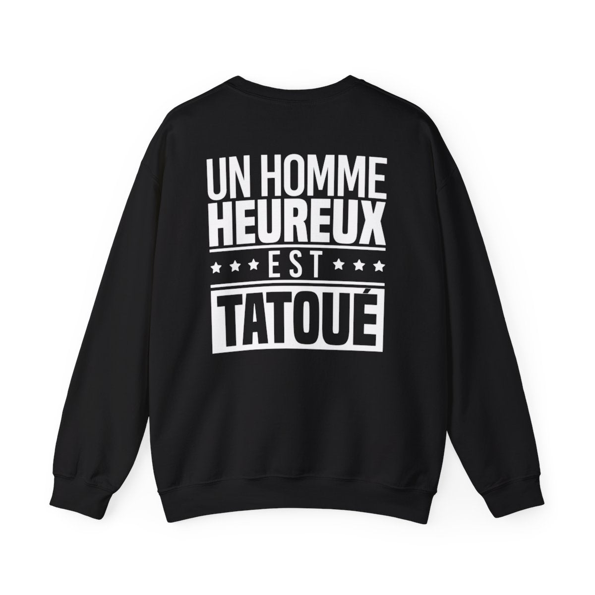 Un homme heureux est tatoué