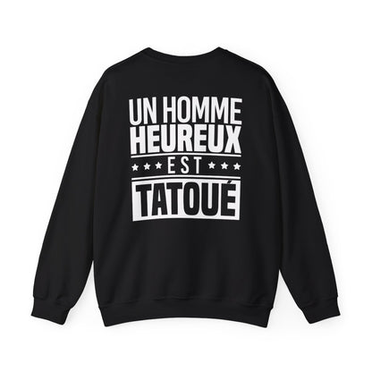 Un homme heureux est tatoué