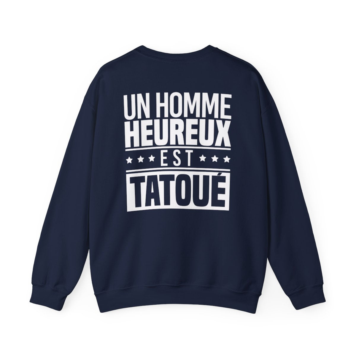 Un homme heureux est tatoué