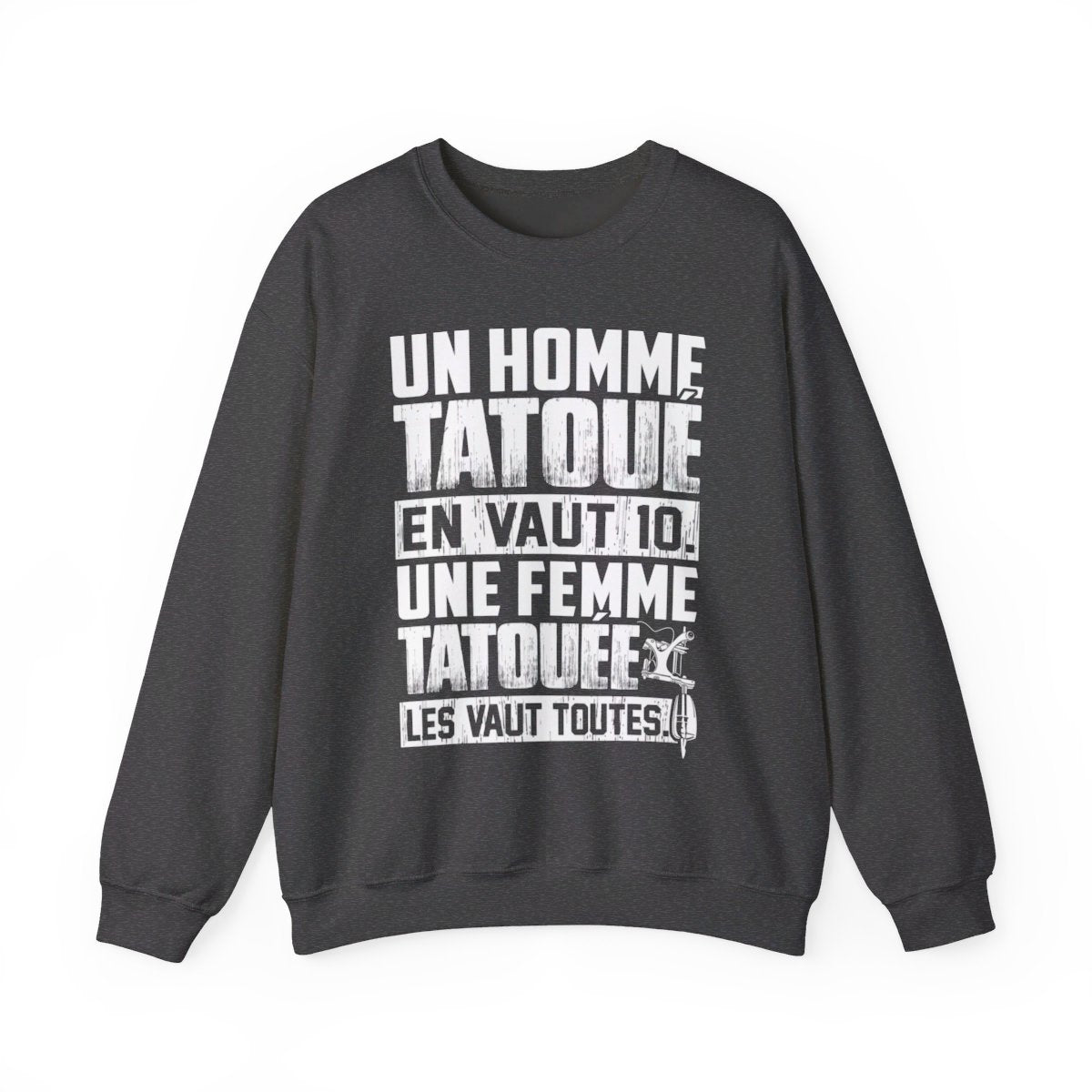 Un homme heureux est tatoué