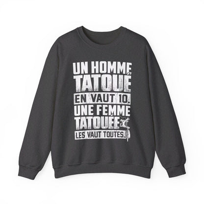 Un homme heureux est tatoué