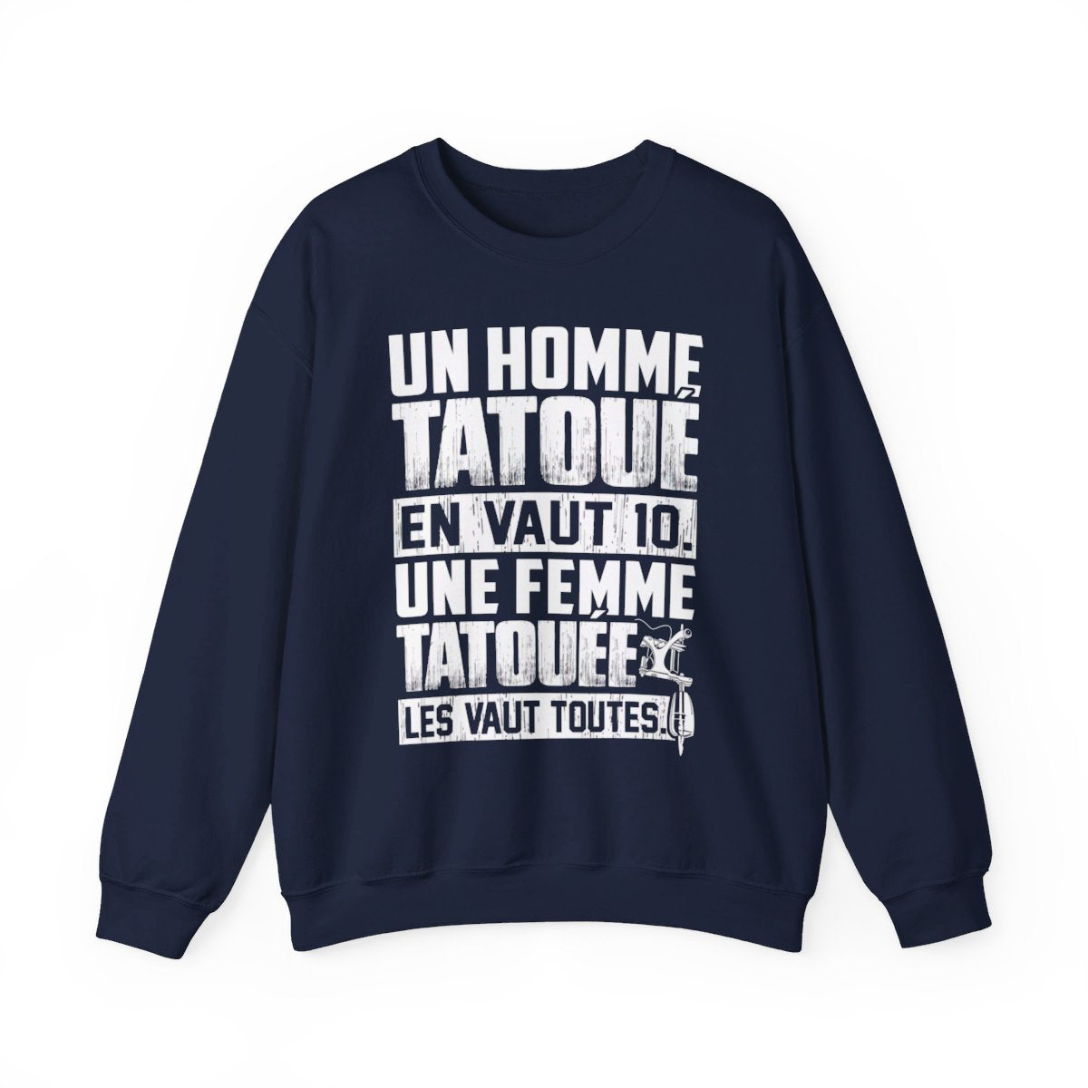 Un homme heureux est tatoué