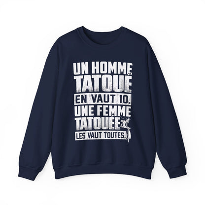 Un homme heureux est tatoué