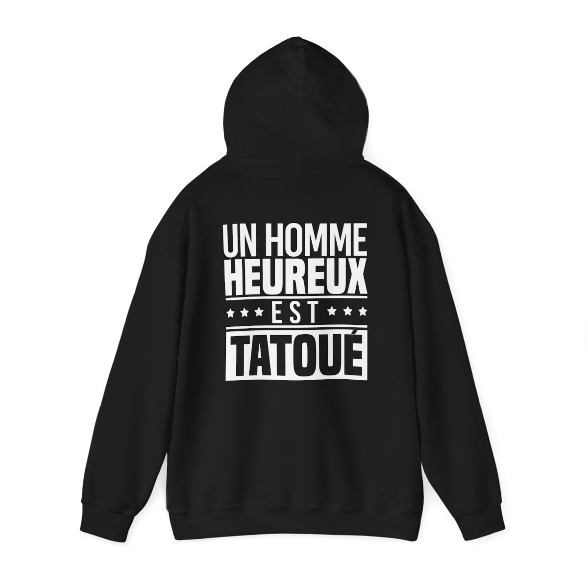 Un homme heureux est tatoué